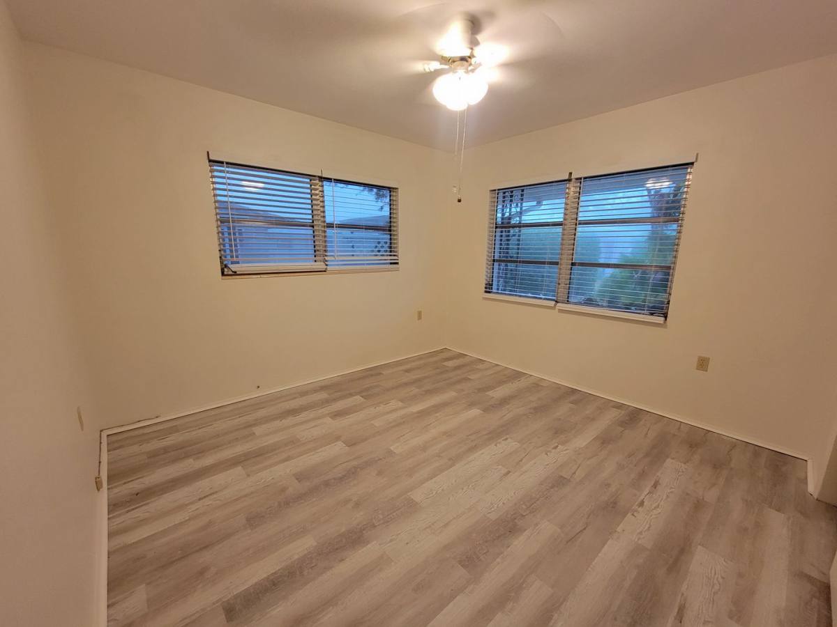 Apartment for rent at 513 Manatee Court, Venice, FL 34285
