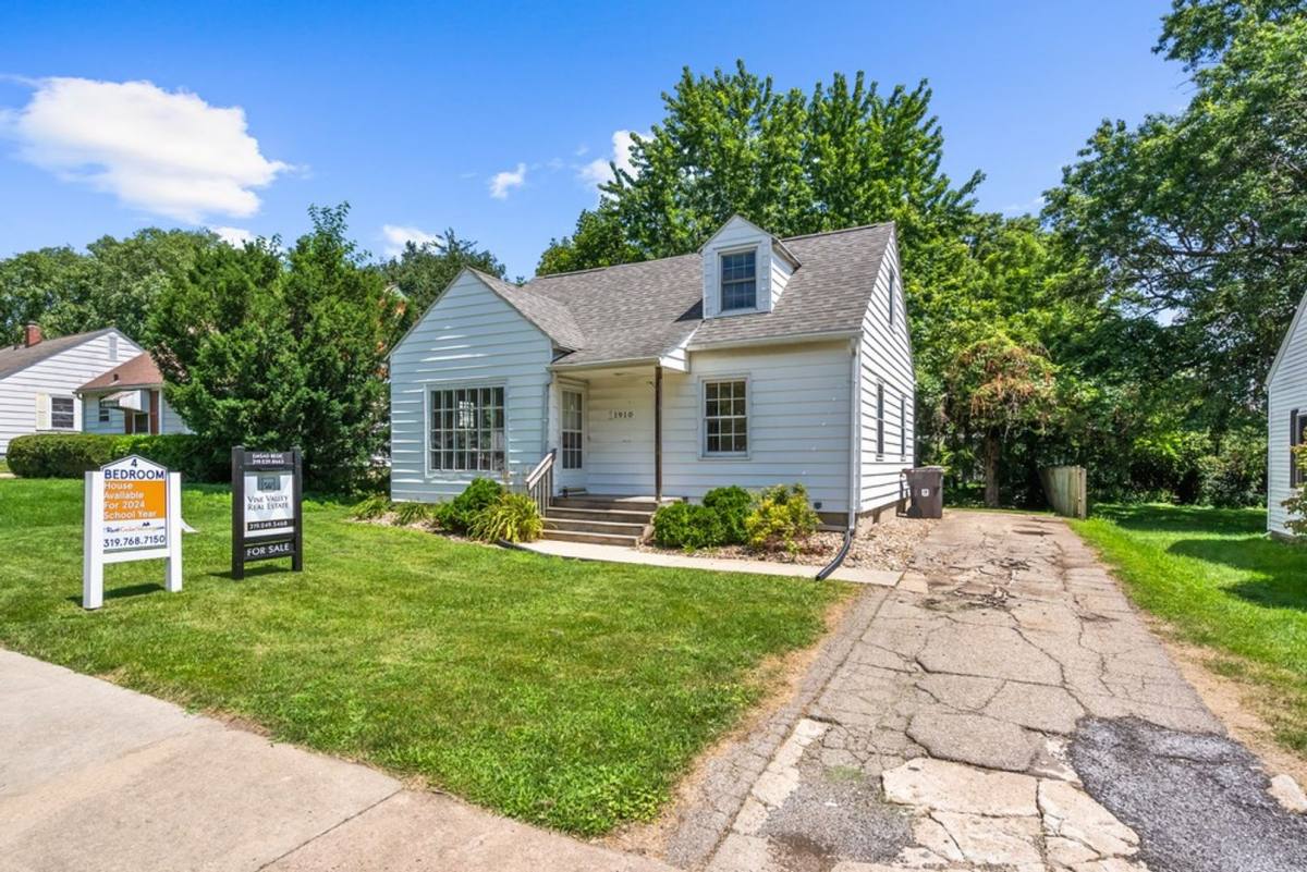 House for rent at 1910 Iowa St, Cedar Falls, IA 50613