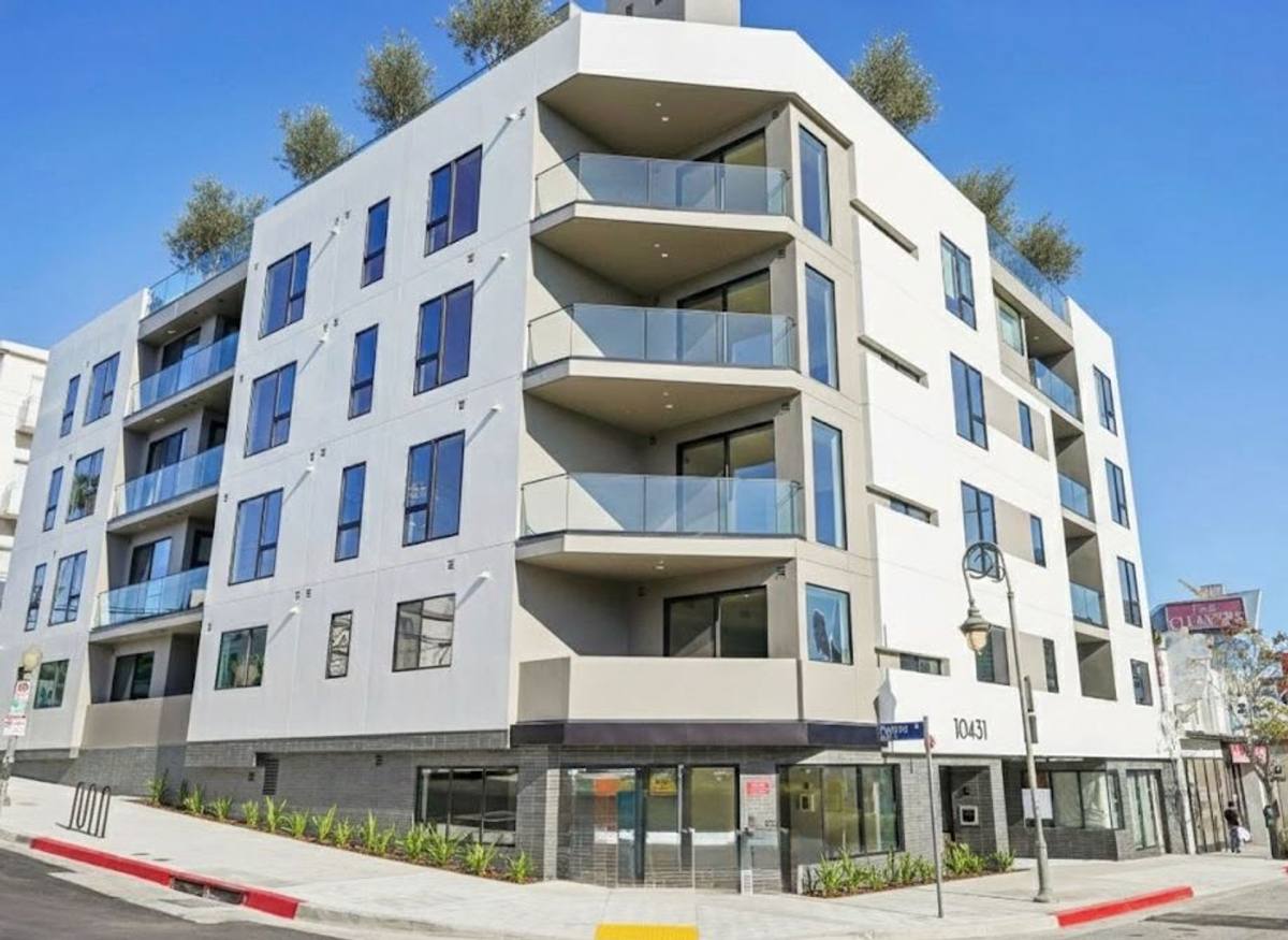 Townhouse for rent at 10431 Santa Monica Blvd, Los Angeles, CA 90025