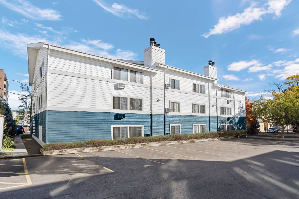 Apartment for rent at 911 S Dahlia St, Denver, CO 80246