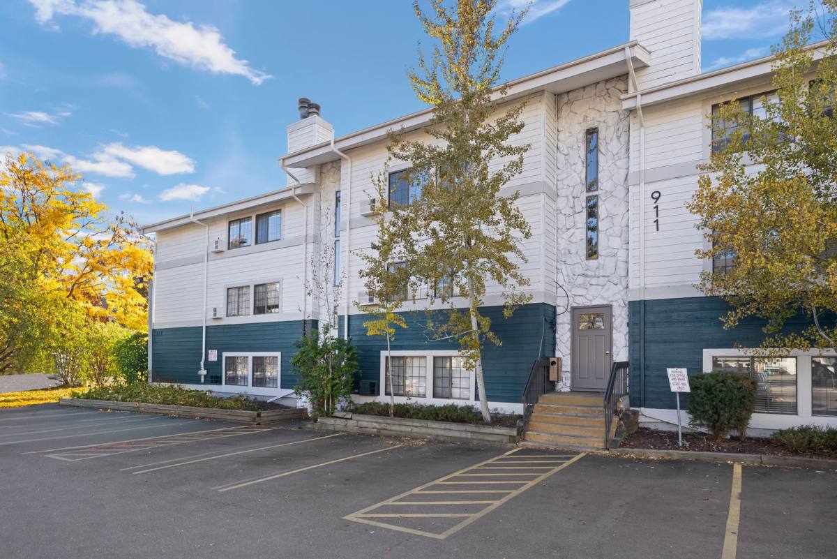 Apartment for rent at 911 S Dahlia St, Denver, CO 80246