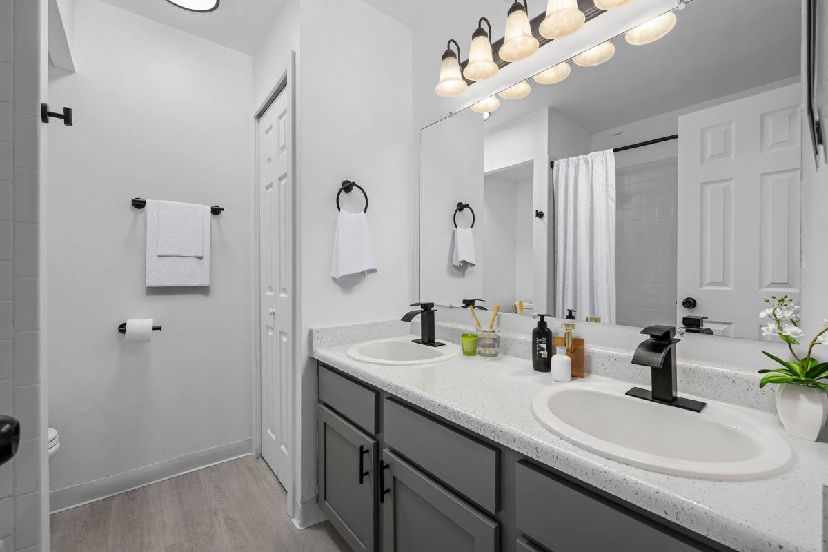 Apartment for rent at 911 S Dahlia St, Denver, CO 80246
