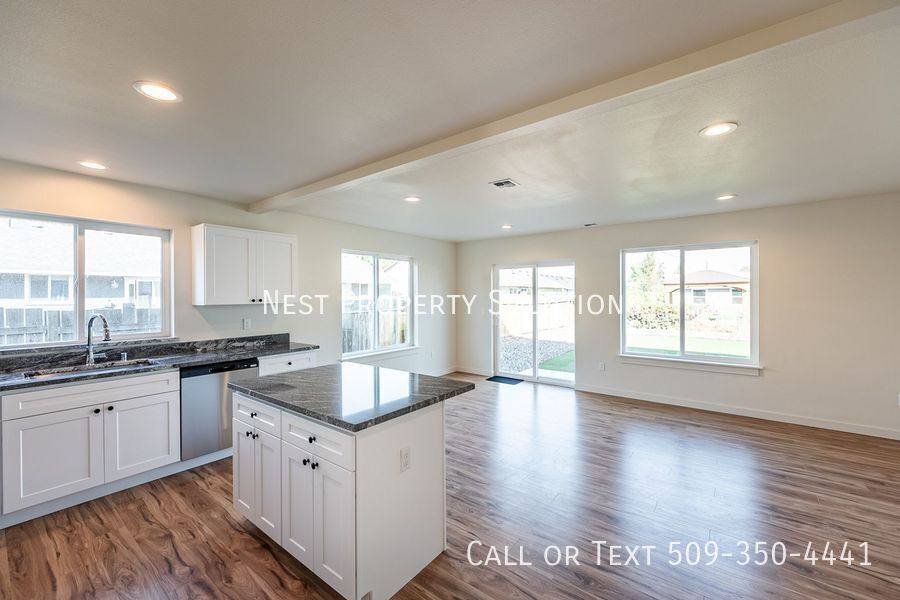 Apartment for rent at 1070 S Grand Dr #A, Moses Lake, WA 98837
