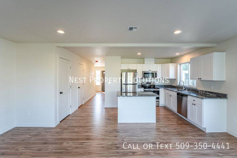 Apartment for rent at 1070 S Grand Dr #A, Moses Lake, WA 98837