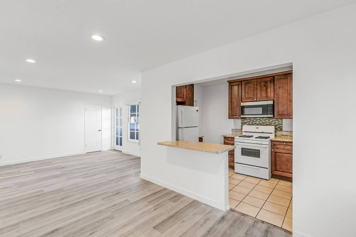 Apartment for rent at 1122 S Shenandoah St, Los Angeles, CA 90035