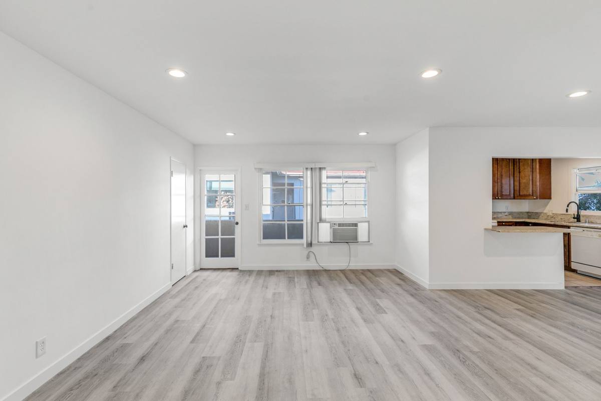 Apartment for rent at 1122 S Shenandoah St, Los Angeles, CA 90035