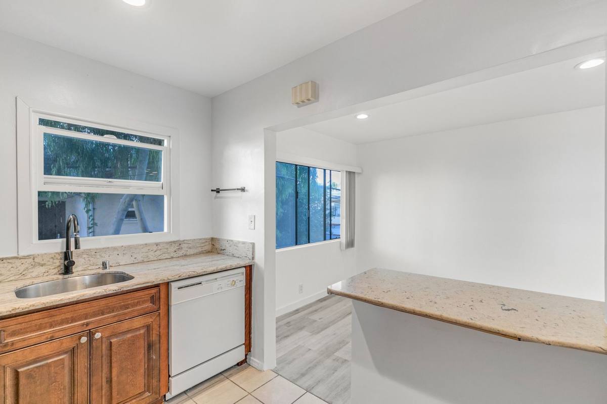 Apartment for rent at 1122 S Shenandoah St, Los Angeles, CA 90035