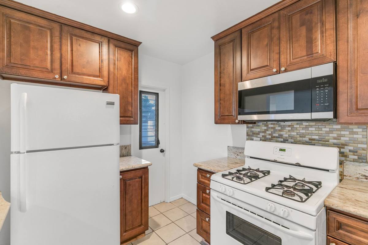Apartment for rent at 1122 S Shenandoah St, Los Angeles, CA 90035