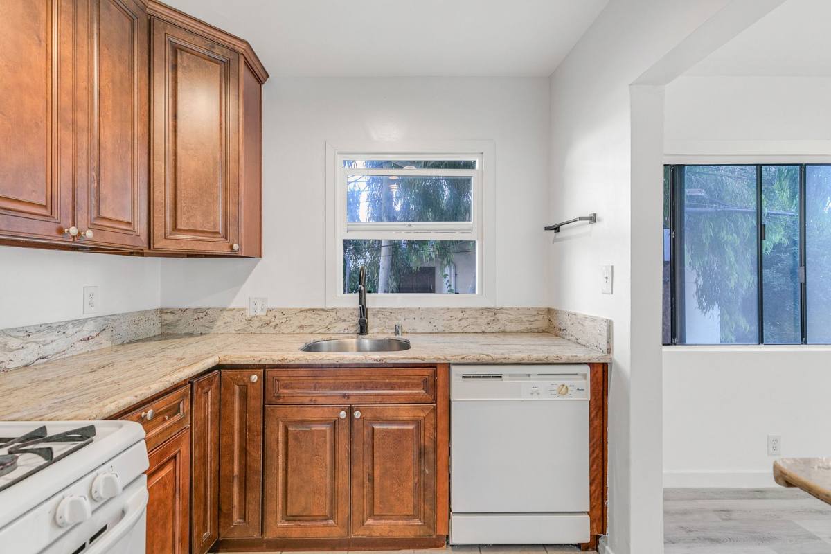Apartment for rent at 1122 S Shenandoah St, Los Angeles, CA 90035