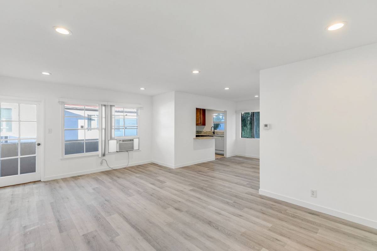 Apartment for rent at 1122 S Shenandoah St, Los Angeles, CA 90035