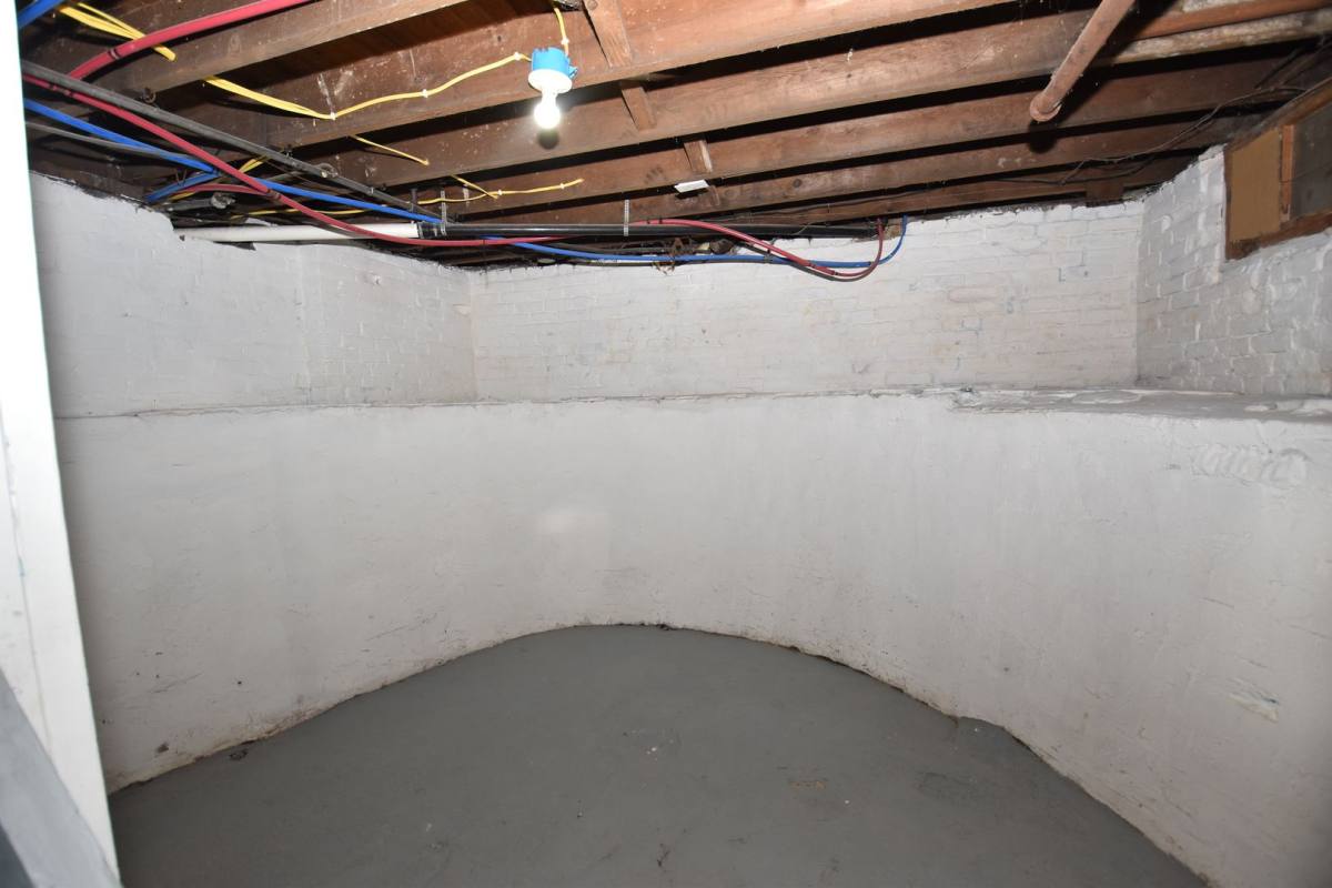 House for rent at 913 E Washington St, South Bend, IN 46617