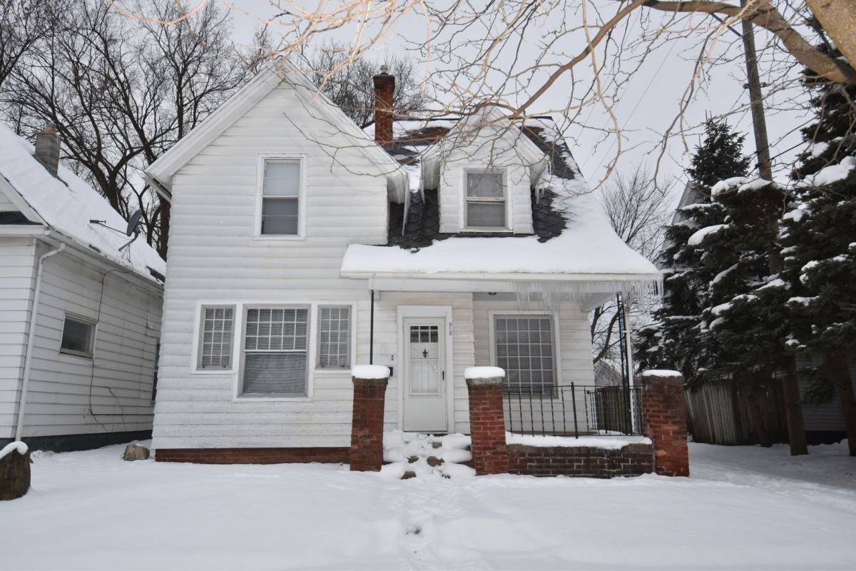 House for rent at 913 E Washington St, South Bend, IN 46617