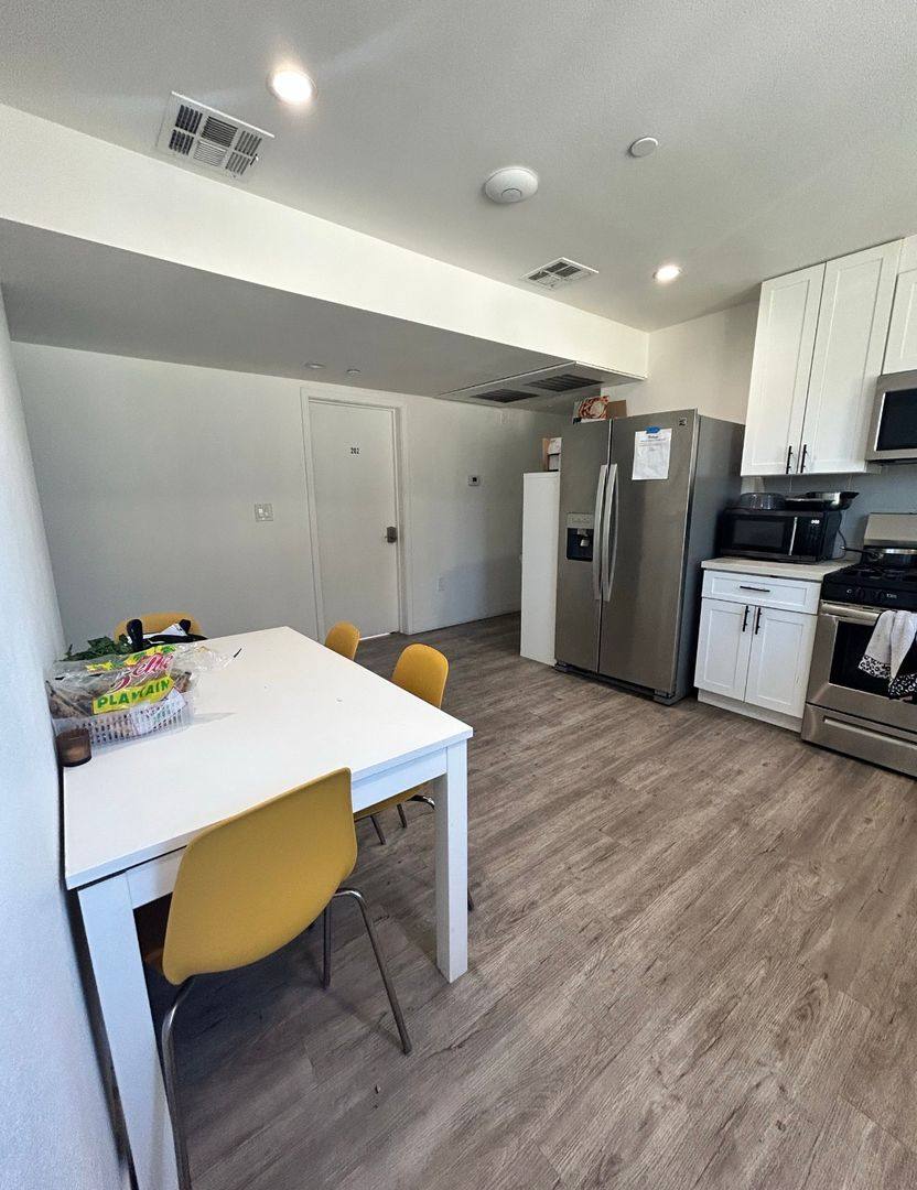 Apartment for rent at 1528 1 2 W, Los Angeles, CA 90018
