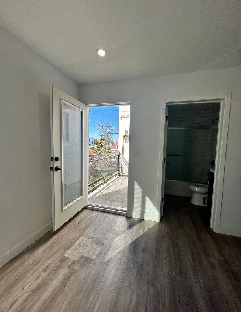 Apartment for rent at 1528 1 2 W, Los Angeles, CA 90018