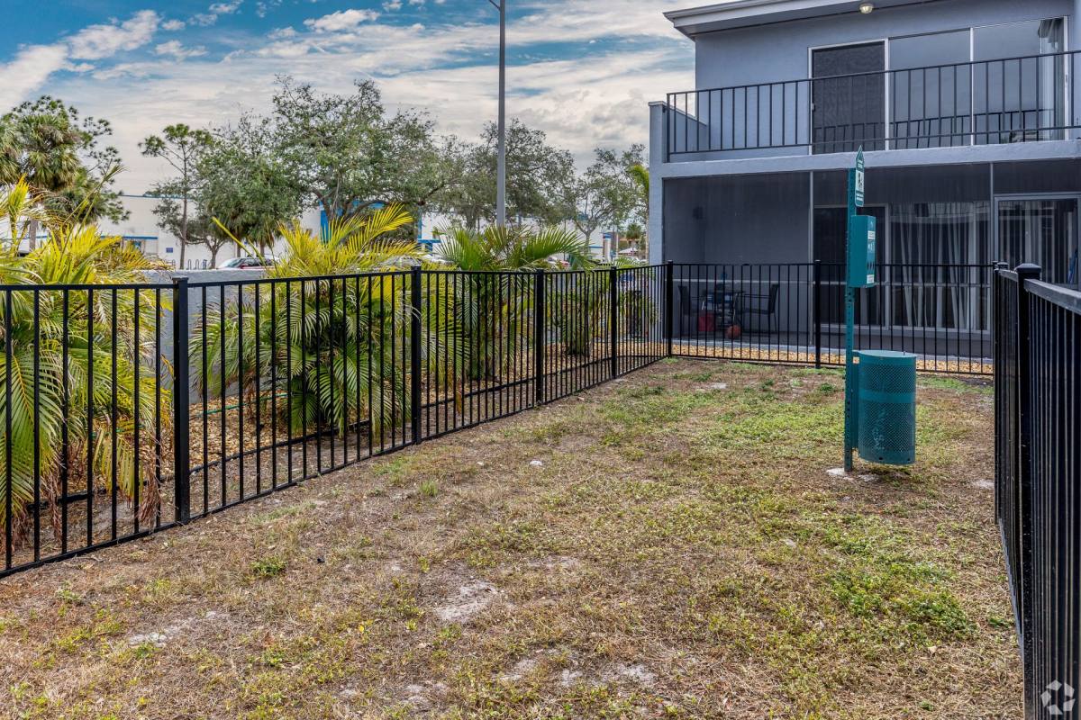 Apartment for rent at 5233 N Tamiami Trail, Sarasota, FL 34234