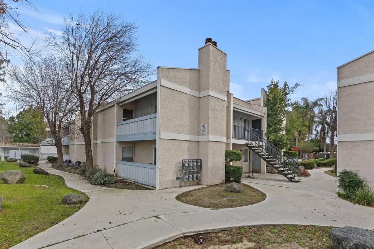 Apartment for rent at 5001 Appleblossom Dr, Bakersfield, CA 93309