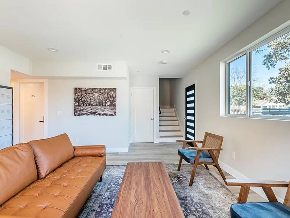 Apartment for rent at 1458 W 37th Place, Los Angeles, CA 90018