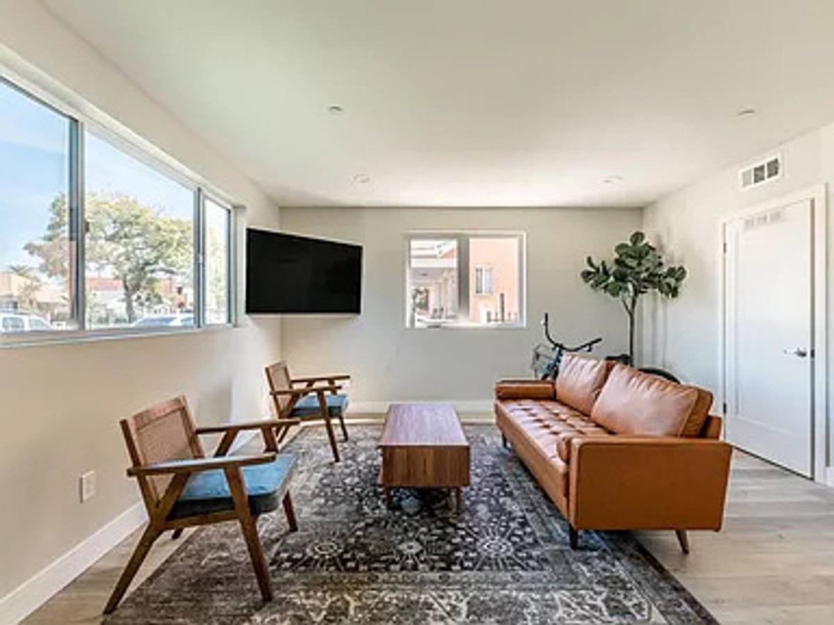 Apartment for rent at 1458 W 37th Place, Los Angeles, CA 90018