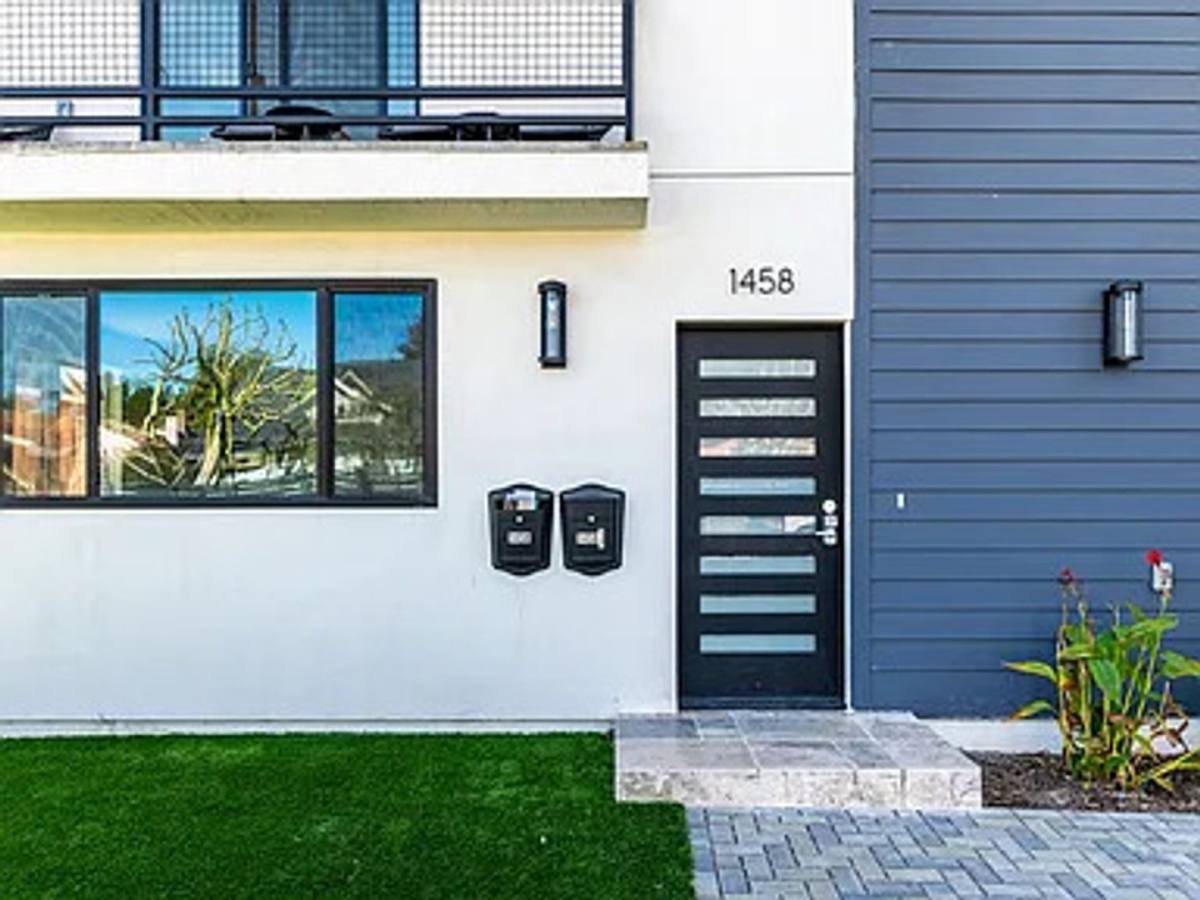 Apartment for rent at 1458 W 37th Place, Los Angeles, CA 90018