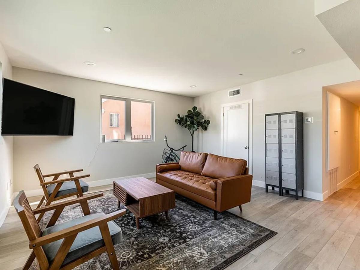 Apartment for rent at 1458 W 37th Place, Los Angeles, CA 90018