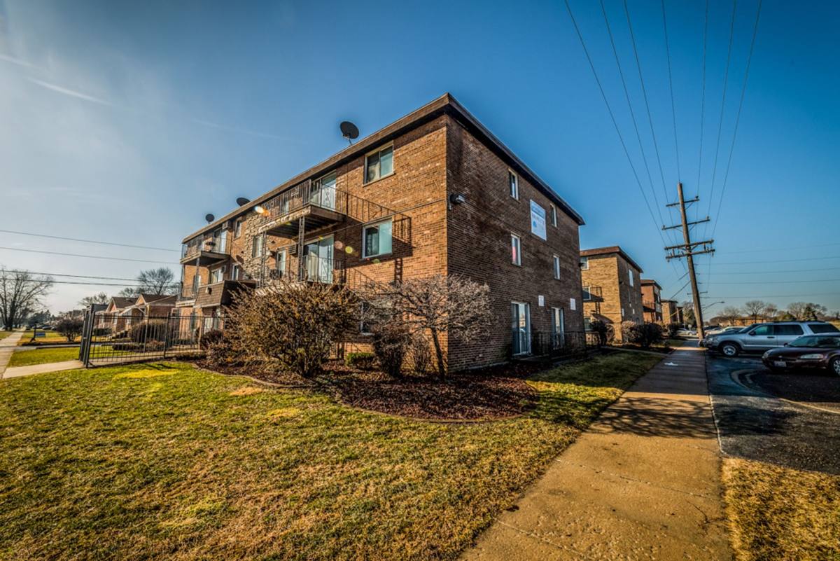 Apartment for rent at 1677-85 State St, Calumet City, IL 60409