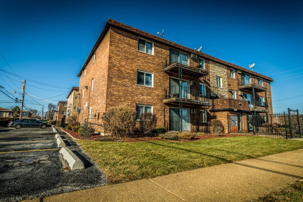 Apartment for rent at 1677-85 State St, Calumet City, IL 60409
