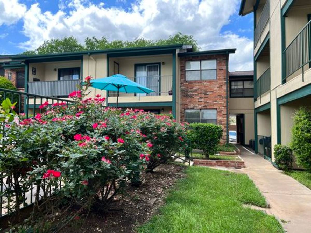 Apartment for rent at 117 W William Cannon Dr, Austin, TX 78745
