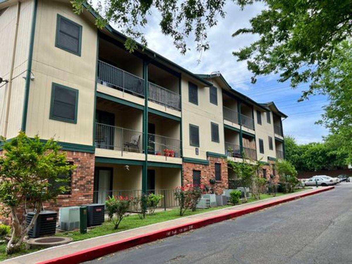 Apartment for rent at 117 W William Cannon Dr, Austin, TX 78745