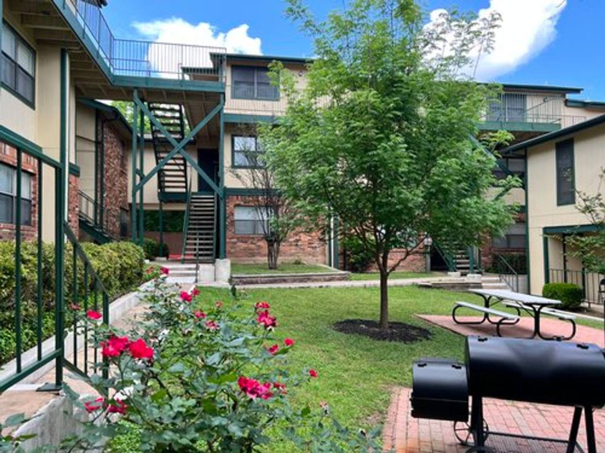 Apartment for rent at 117 W William Cannon Dr, Austin, TX 78745