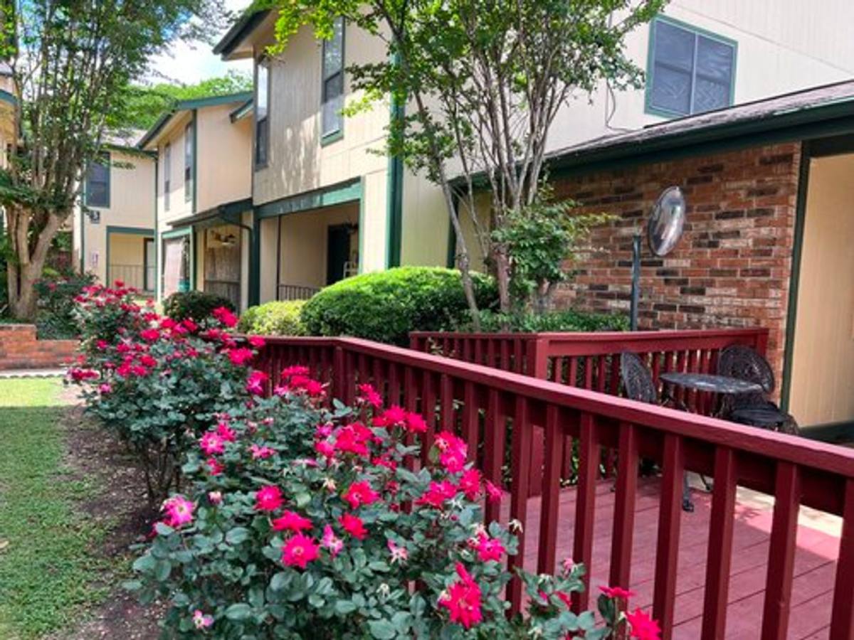 Apartment for rent at 117 W William Cannon Dr, Austin, TX 78745