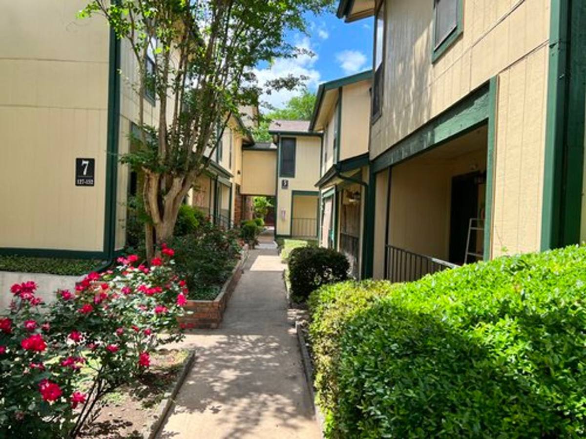 Apartment for rent at 117 W William Cannon Dr, Austin, TX 78745