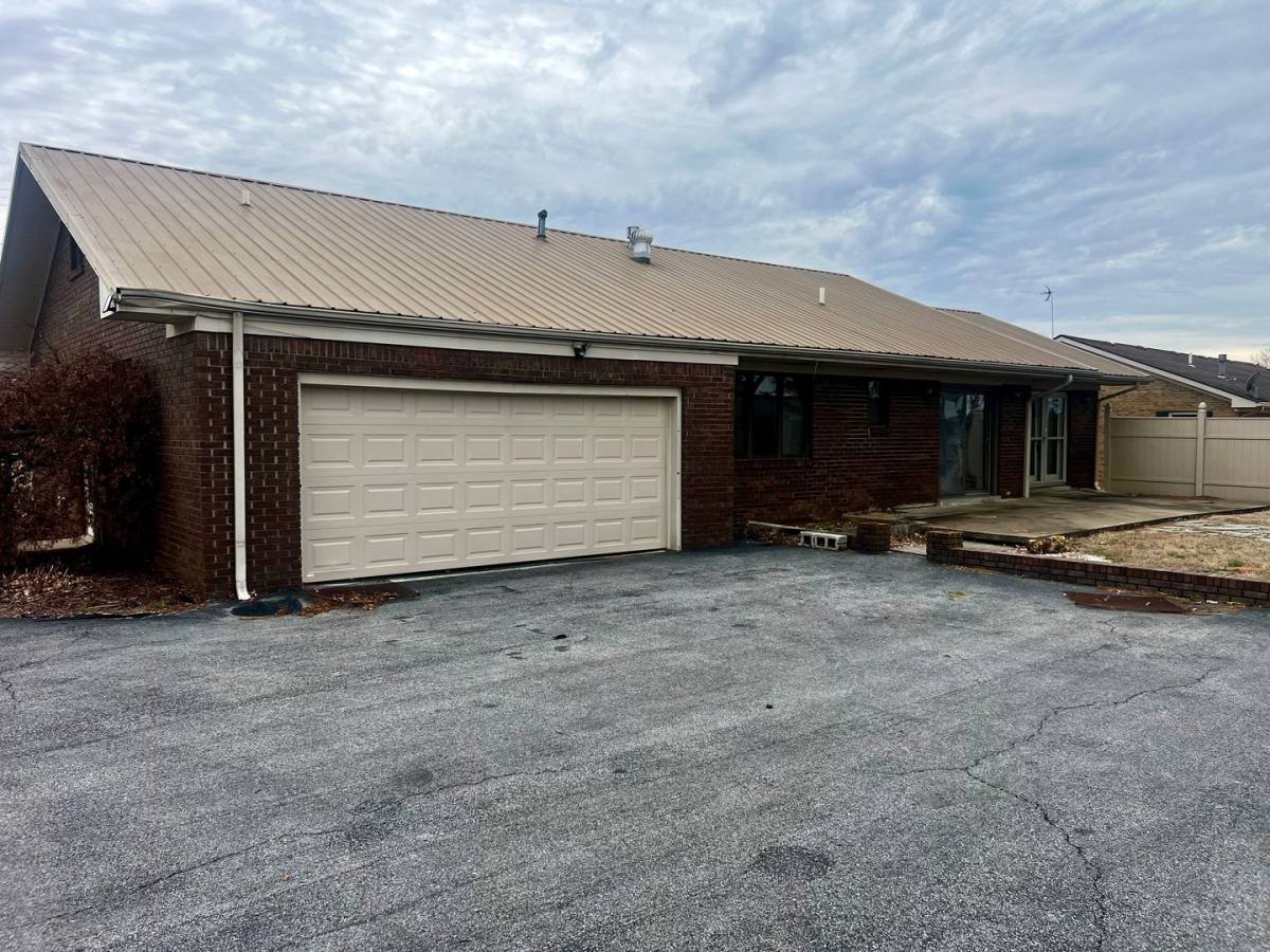House for rent at 122 N Fairway Rd, Franklin, KY 42134