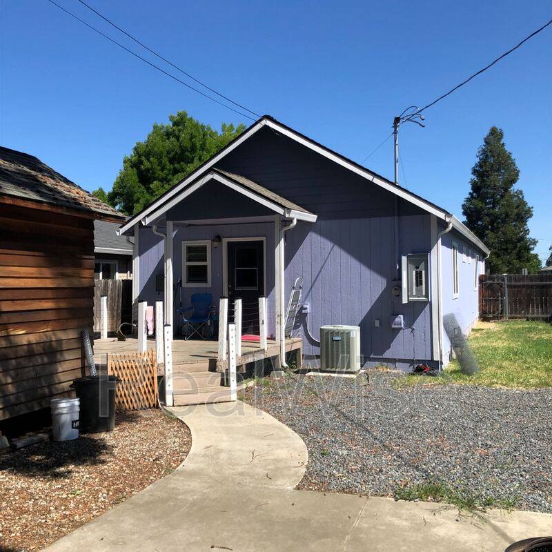 House for rent at 1019 W 12th St, Medford, OR 97501