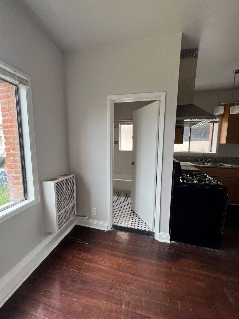 Apartment for rent at 324 S Catalina St, Los Angeles, CA 90020