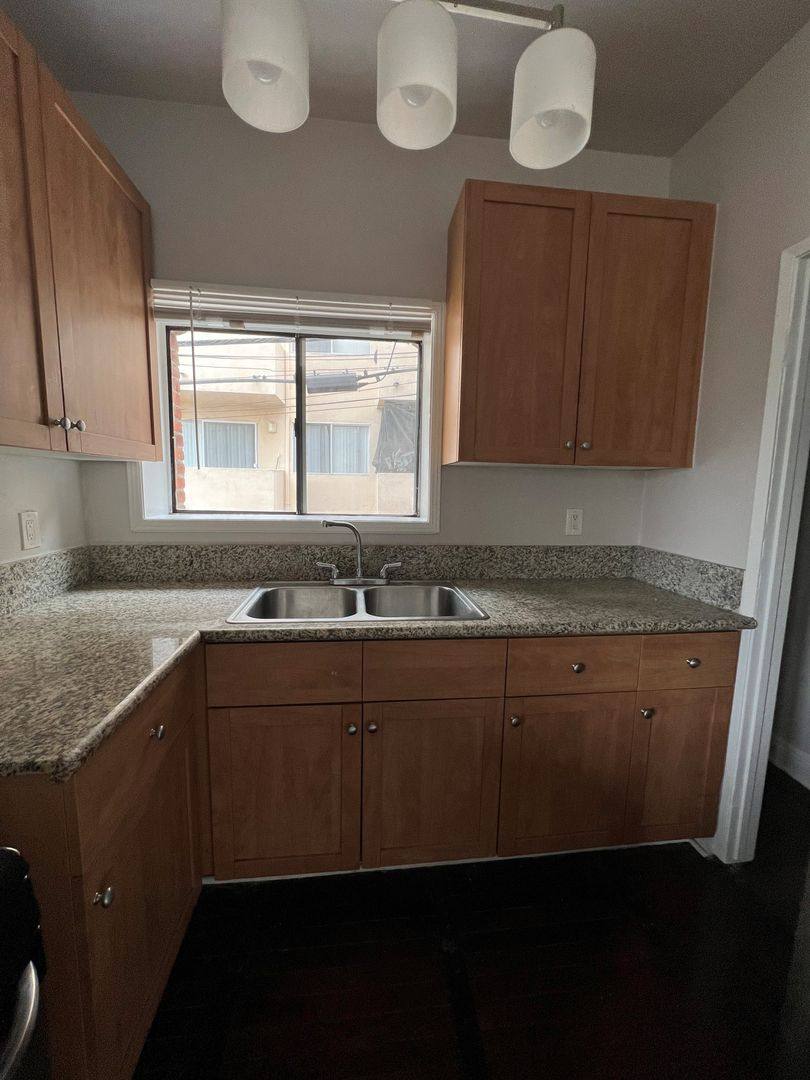 Apartment for rent at 324 S Catalina St, Los Angeles, CA 90020