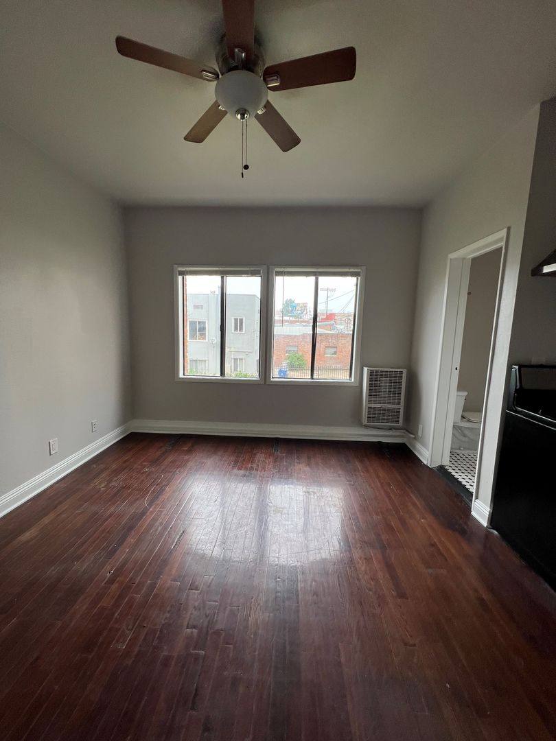 Apartment for rent at 324 S Catalina St, Los Angeles, CA 90020