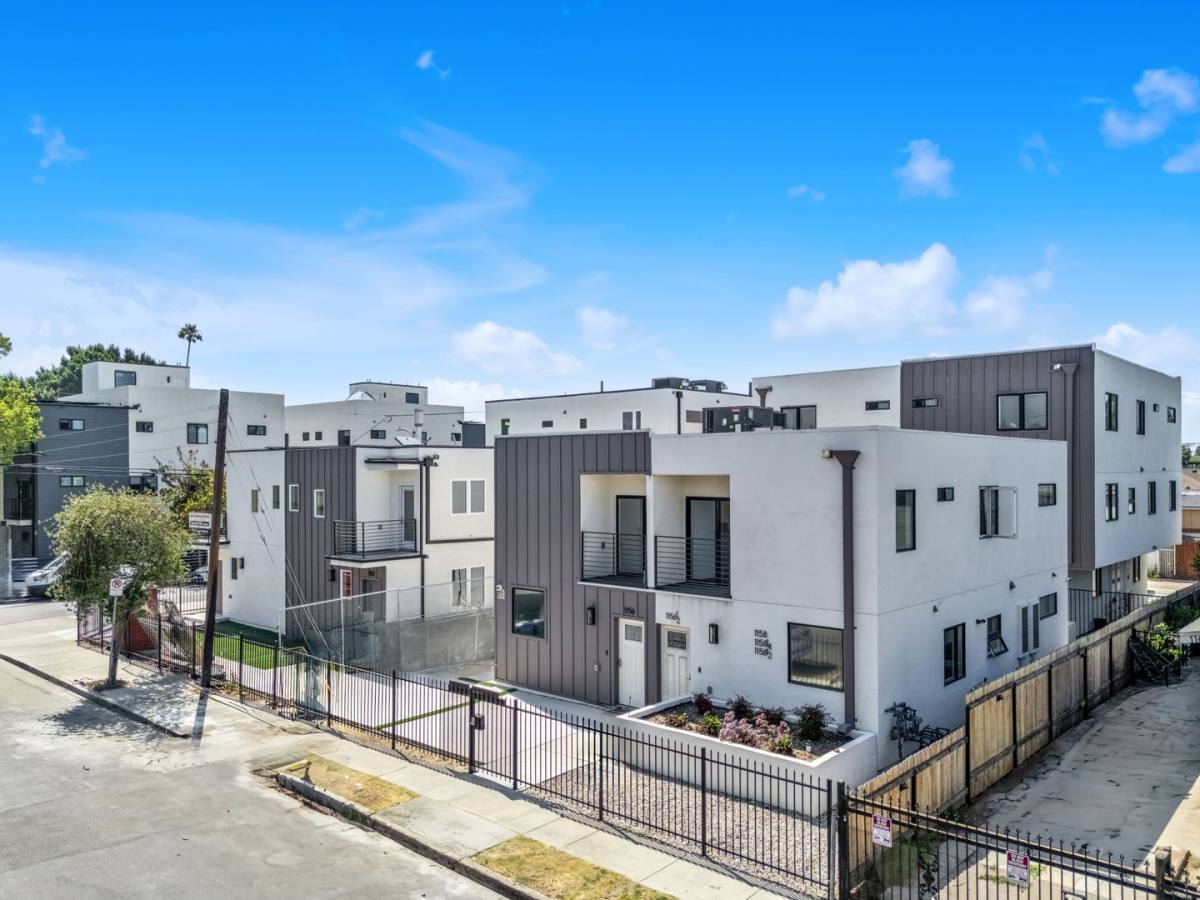 Apartment for rent at 1156 W 38th St, Los Angeles, CA 90037