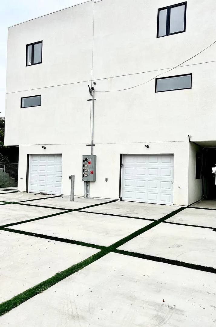 Apartment for rent at 1156 W 38th St, Los Angeles, CA 90037