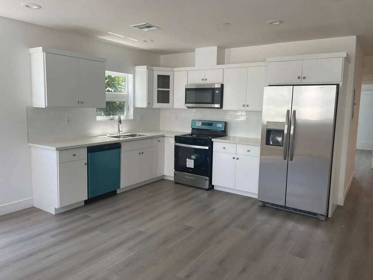 Apartment for rent at 1156 W 38th St, Los Angeles, CA 90037