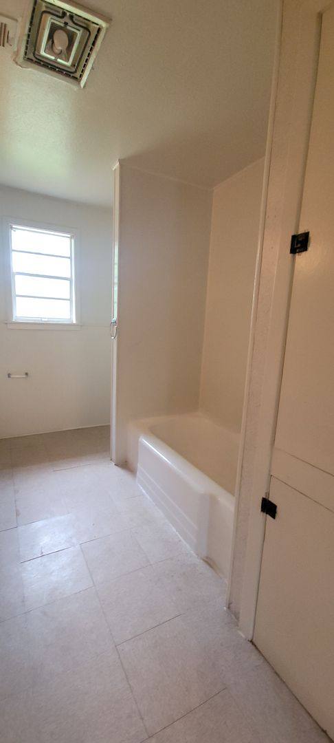 Townhouse for rent at 3323 1 2 B Darien St, Shreveport, LA 71109