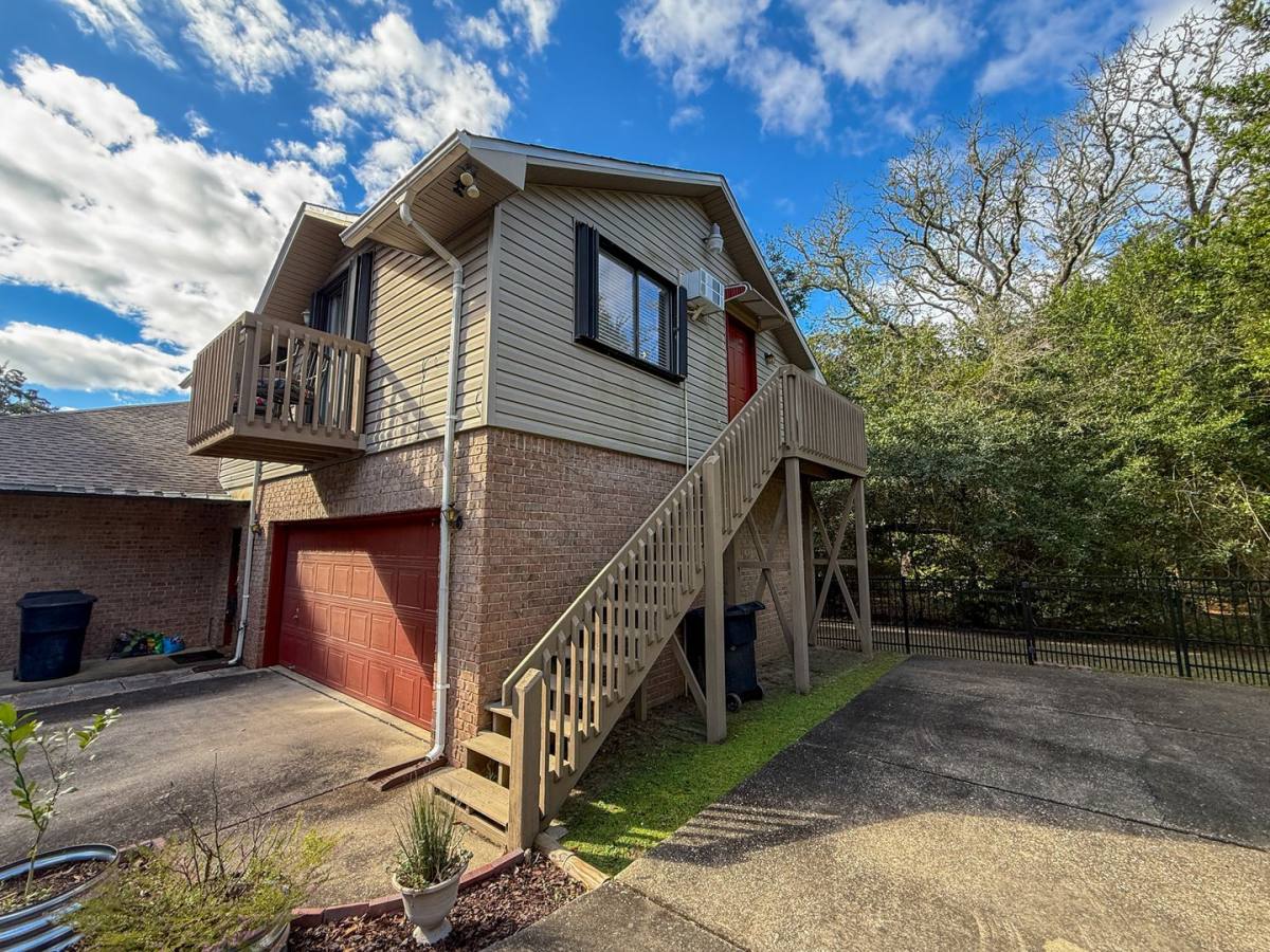 Apartment for rent at 2710 E Gonzalez St, Pensacola, FL 32503