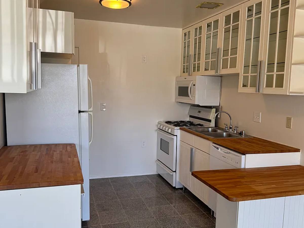 Apartment for rent at 100 W Via Olivera, Palm Springs, CA 92262