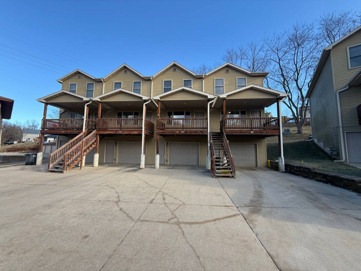 Townhouse for rent at 815-829 Hawkeye Dr, Dubuque, IA 52001