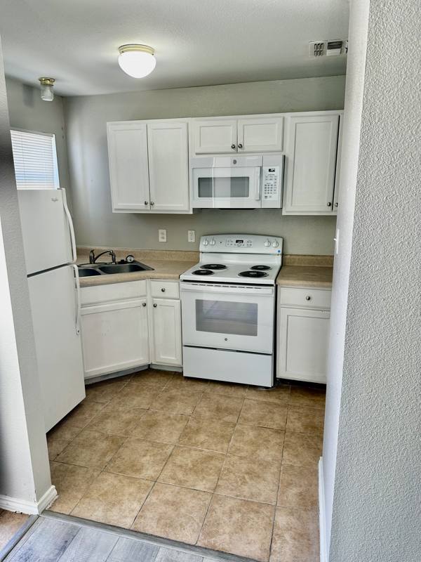 Townhouse for rent at 768 Avondale Ave #202, San Antonio, TX 78223