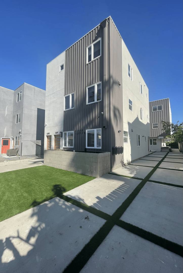 Apartment for rent at 1269 W 36th St, Los Angeles, CA 90007