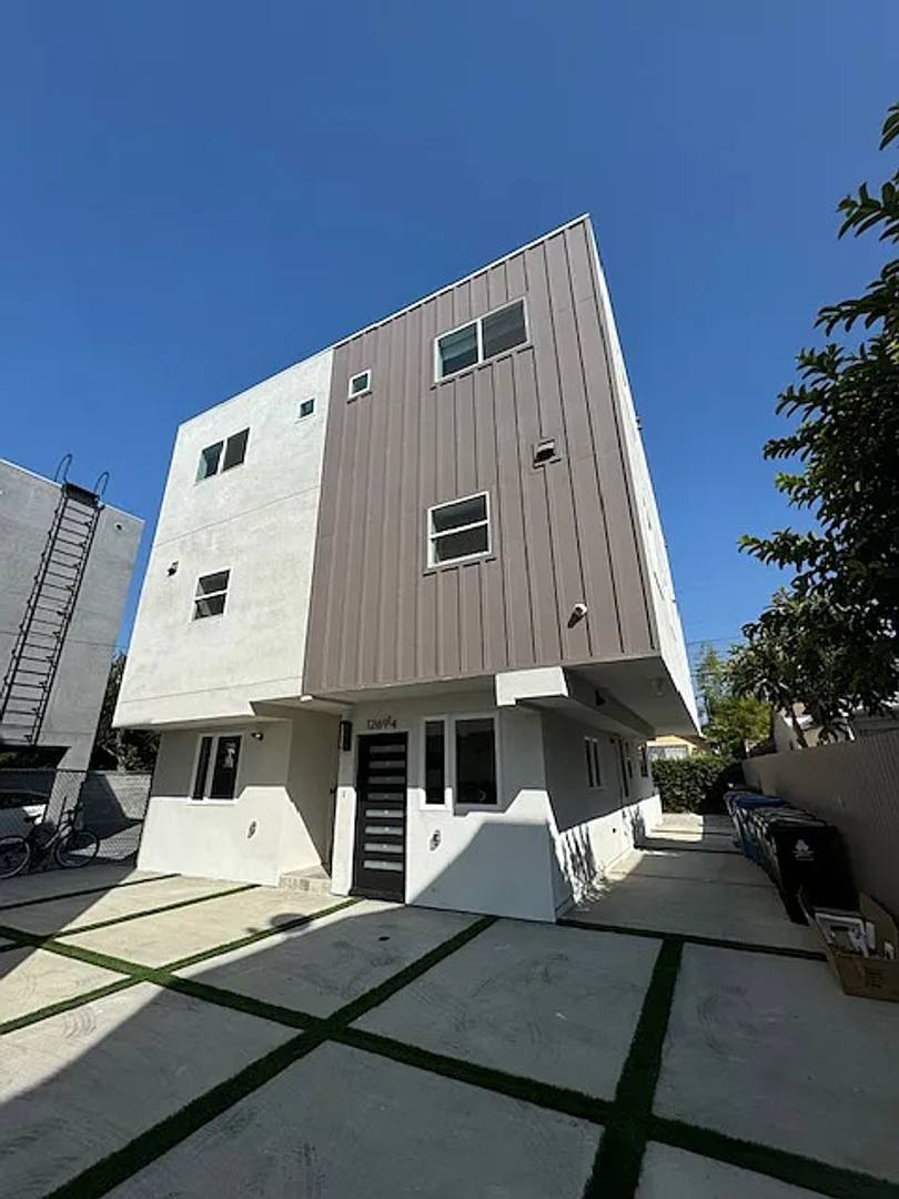 Apartment for rent at 1269 W 36th St, Los Angeles, CA 90007