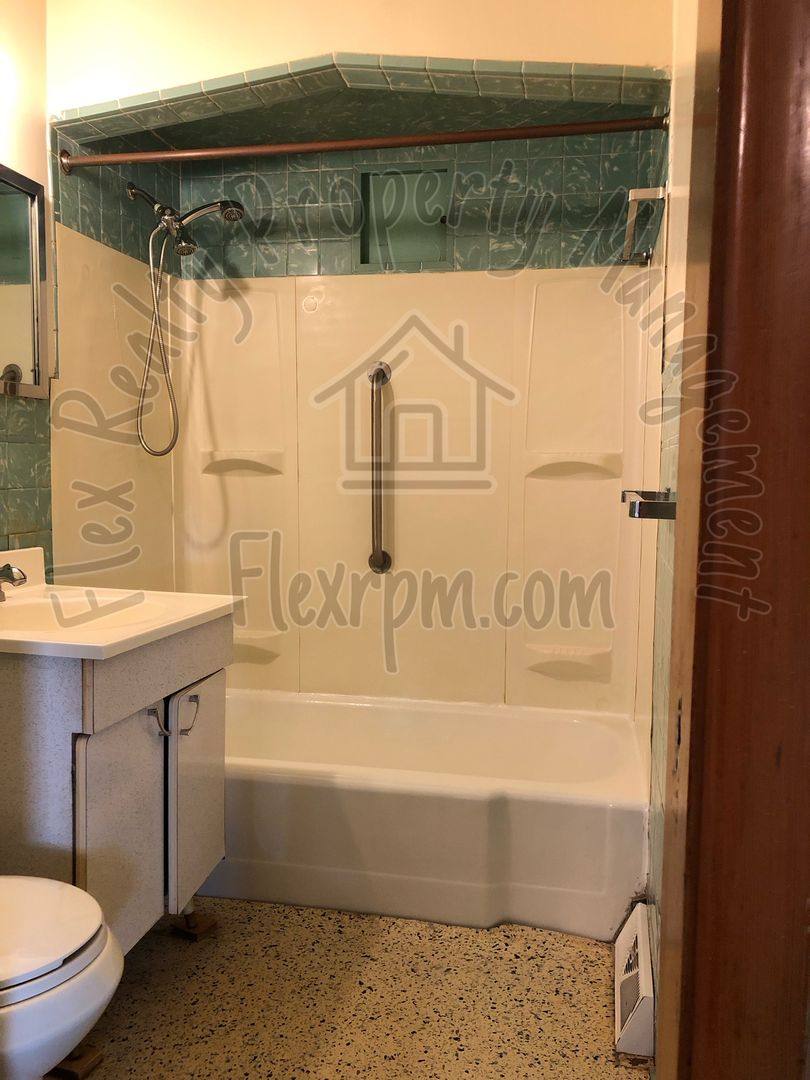 House for rent at 227 Everett St, Toledo, OH 43608