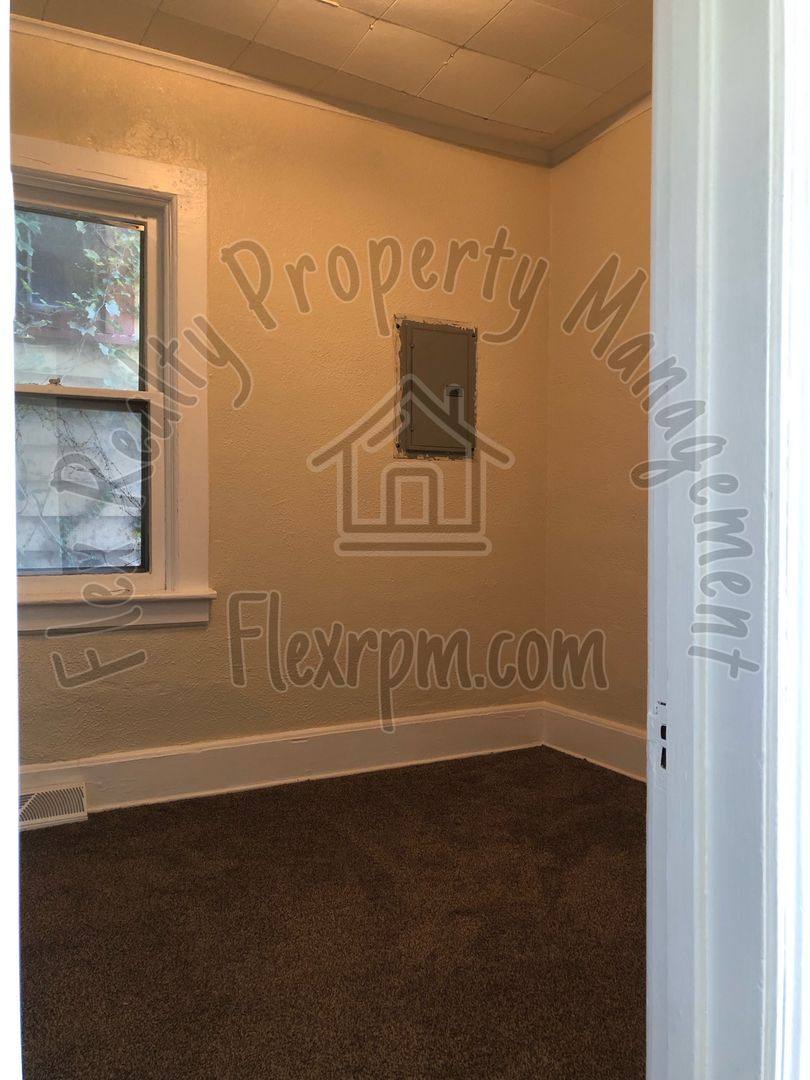 House for rent at 227 Everett St, Toledo, OH 43608
