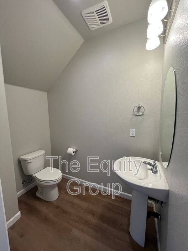Townhouse for rent at 405 S Summit St #102, Visalia, CA 93292