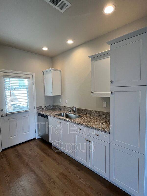 Townhouse for rent at 405 S Summit St #102, Visalia, CA 93292